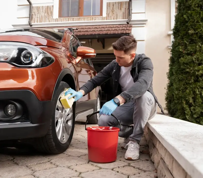 Lavage auto à domicile Laplume : professionnel intervenant sur un véhicule